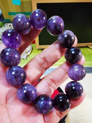 天然水晶礦..巴西天然紫水晶大顆手珠18mm美品..帶些許紫鈦礦超美.便宜出清.一律免運費...請把握.