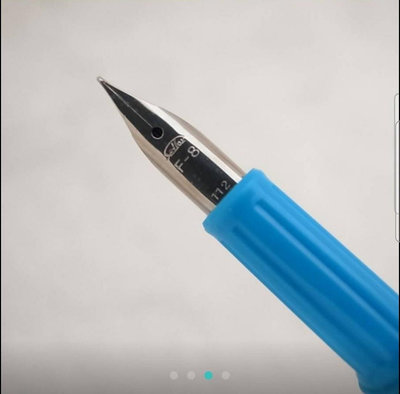 庫存新品，寫樂日本製早期迷你藍色握位鋼筆F-8尖。真的不太會拍鋼筆照。淺咖啡筆袋紅點