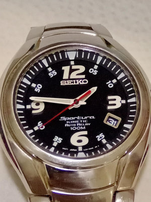 日本精工SEIKO光動能手錶二手品功能正常.附上新的專用充電電池一粒.買家自行拿去給修錶師父換.手錶及電池一併賣.手錶八新以上.錶是全不鏽鋼防水100米錶面直徑