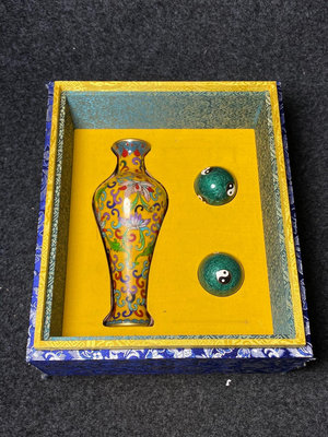 珍藏收宮廷御用精品套盒內放銅胎景泰藍掐絲琺瑯花瓶和手球套盒尺寸長寬高282414.5491
