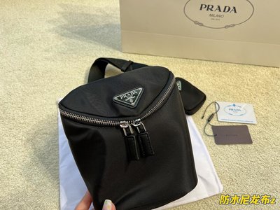 【日本二手】Prada春夏新品水桶包|隨便搭 都好看PRADA 二合一 水桶包 ，迷你款輕巧有型隱藏式前V拉鏈和翻蓋設計包形65403