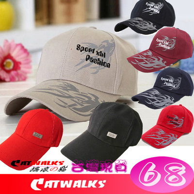 台灣現貨 Catwalk's- 休閒風加長帽沿款圖騰印花/皮標裝飾 休閒鴨舌帽 ( 卡其、黑色、酒紅色、深藍、紅色 )