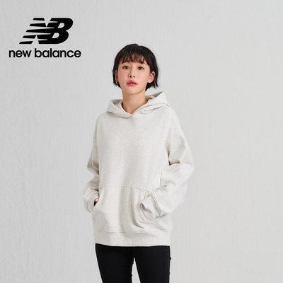 【New Balance】 NB 刺繡NB連帽長袖上衣_女性_花灰色_AWT33524SAH