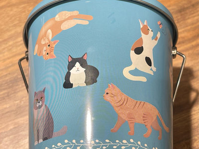 *黑頭小羊雜貨小舖*日本zakka~～藍色鐵桶可愛貓咪鐵製收納罐（含糖果）/鐵製手提收納桶/鐵製水桶造型糖果收納桶