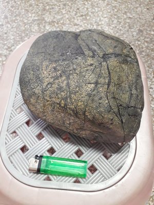 金瓜石，約6.2公斤重，斑紋漂亮，置於地下室南側大鐵架下緣