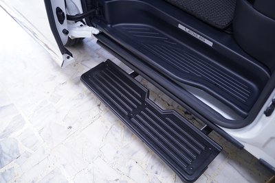 Lexus LM電動側踏板（鐵堡汽車音響）自動收折