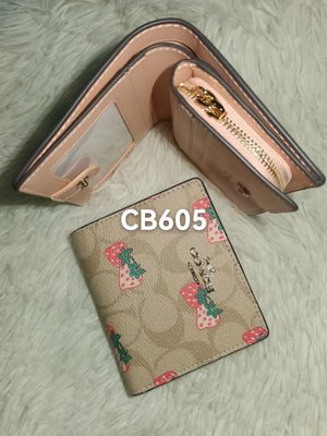 NaNa代購 COACH CB605 蔻馳新款草莓二折防刮短夾 對開暗釦女士卡包皮夾  附代購憑證