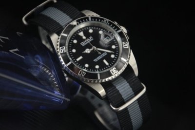 OMAX   歐馬仕尚勞利仕名款黑水鬼submarine造型不鏽鋼製石英錶  黑灰黑 nato錶帶