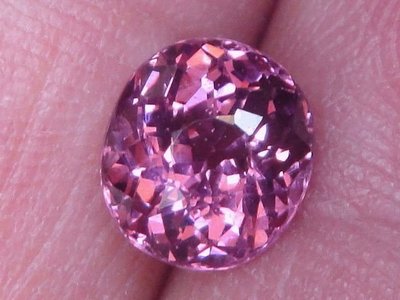 1.60cts天然橢圓形紫紅色馬拉亞石榴石-Malaya Garnet