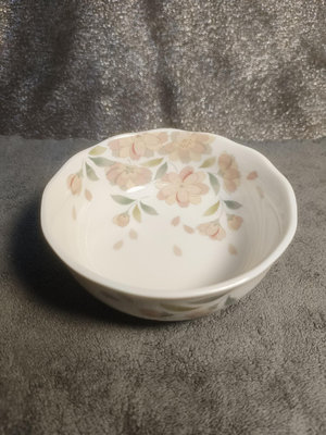 《日本回流》 撫松庵內外繪櫻花抹茶碗。經典粉色櫻花畫片，胎白