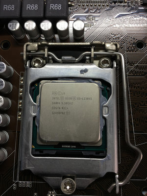 電腦雜貨店→Intel Xeon E3-1230V2  CPU /1155/良品/無內顯/無風扇 $330