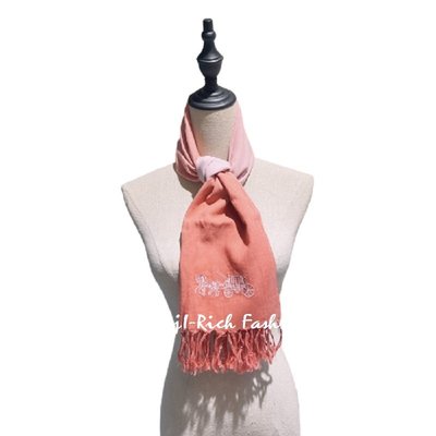 就愛精品店❤️ 送禮 COACH 限量款粉橘色漸層色設計馬車圖案裝飾長型披巾 #C2489