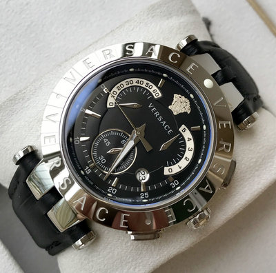 VERSACE V-RACE 銀色款 黑色面錶盤 黑色皮革錶帶 石英 三眼計時 男士手錶 23C99D008S009 凡賽斯腕錶