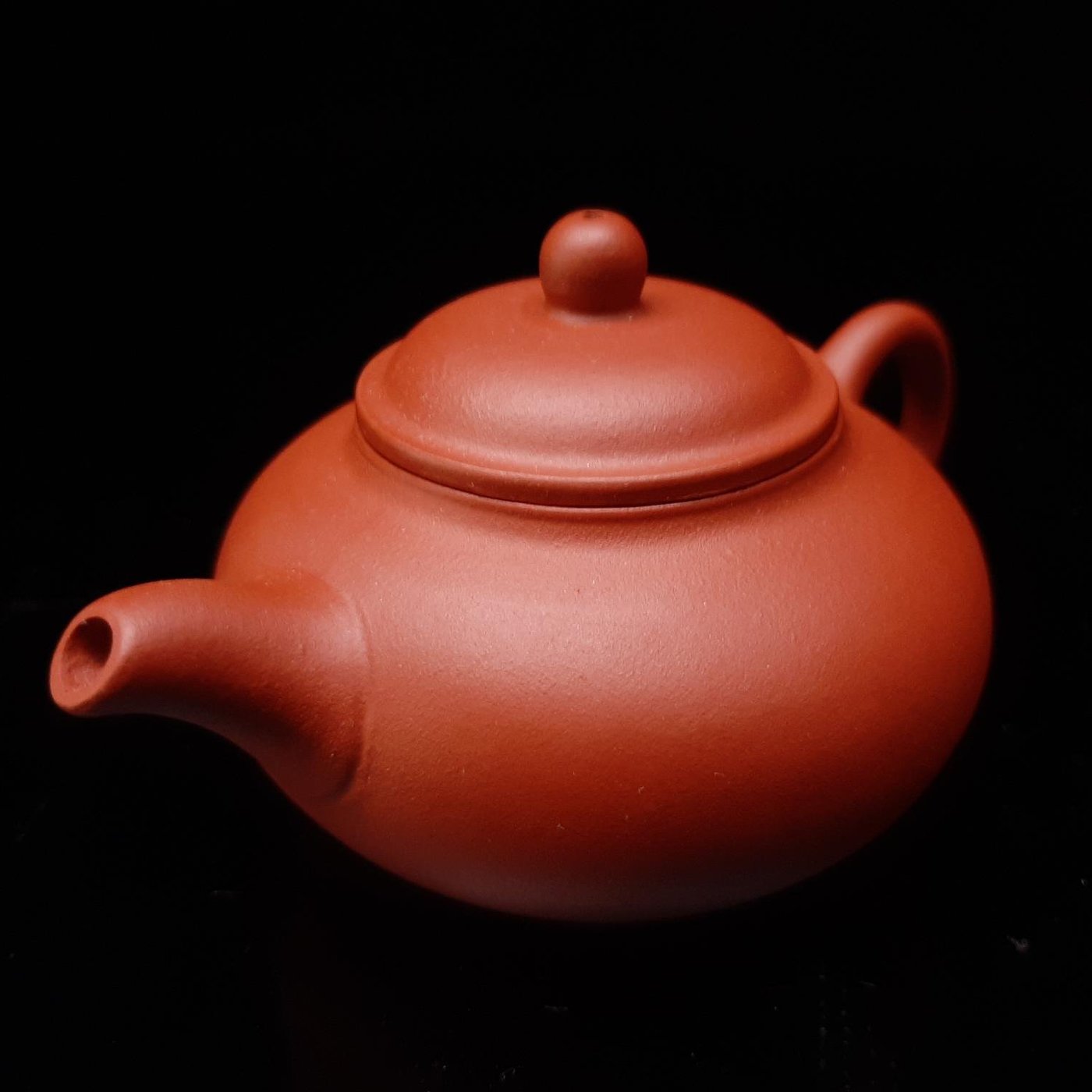 精美宜興紫砂壺，朱泥壺，約100cc，適合1~2人品茗使用，全新品