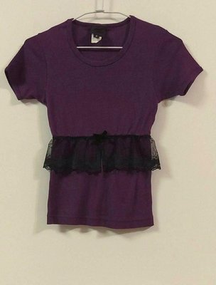 （夏出清）美國品牌 Anna Sui 安娜蘇（Made in USA）深紫色短袖女衫/T恤，腰車黑蕾絲鬆緊帶及蝴蝶結，衣服有腰身設計，有彈性尺寸S碼 三宅一生