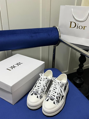 Dior 迪奧新品WALK'N'DIOR 厚底刺繡運動鞋 頂級這款 Walk'n'Dior 厚底運動鞋是一款NO11337
