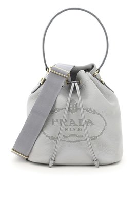 【折扣預購】21春夏正品Prada logo bucket 淺灰色小牛皮革 肩背包 束口水桶包1BE018