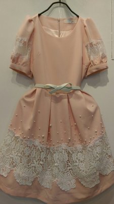蘋果布丁 韓國服飾 粉色蕾絲珍珠洋裝 婚禮 喜宴 現貨（不附腰帶）