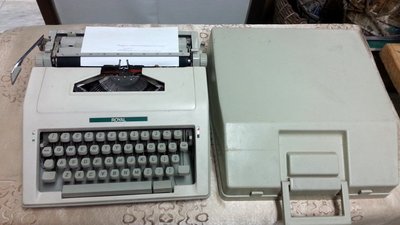 《51黑白印象館》復古懷舊風情 ~ 阿嬤級 ~ 早期辦公事務機具  美國製ROYAL英文打字機  低價起標B