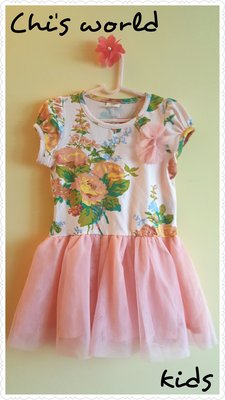 Chi's world~女童小洋裝 蜜桃色 粉紅色花朵上衣 胸口蕾絲花飾 蕾絲澎澎裙襬 可愛又迷人 女童洋裝