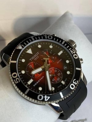 TISSOT Seastar1000 漸層紅色錶盤 黑色橡膠錶帶 石英 三眼計時 男士手錶 T1204171742100 天梭300米潛水錶