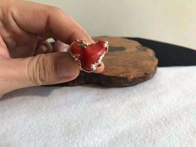 早期收藏阿卡紅珊瑚粗枝意象大面隨型Y珍珠鑲嵌花開富貴戒指