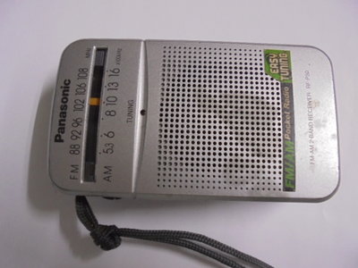 古董銀色國際牌PANASONIC RF-P50 AM/FM 袖珍型收音機(附有天線)，外建喇叭，實物如照片。
