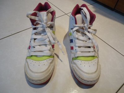Adidas高統白色球鞋JP 240/UK 5.5,女兒少穿,鞋面良好,左腳底面有沾到顏料,特價出清
