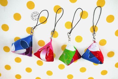 【寶貝童玩天地】【HO053】三角立體粽子吊飾 台灣製 客家花布 雙色款*HM01