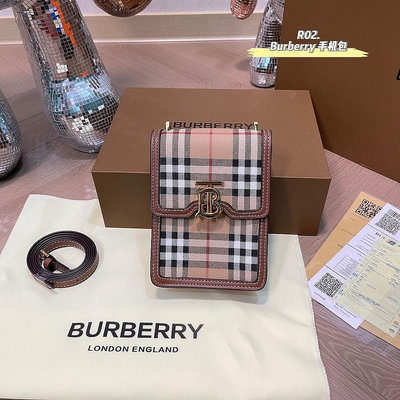 【SUSU全球購】巴寶莉BURBERRY手機包解放雙手的可愛包.今年的帆布拼皮系列真的是一大賣點，這個系列真的是b NO323113