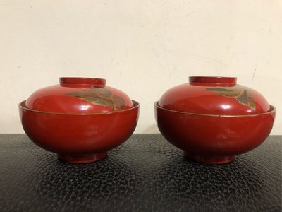 早期日本木胎漆器碗一對(碗：直徑11.3cm 高：5.4cm. 蓋：直徑10.5cm 高：3.4cm)