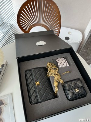 【二手包包】 香奈兒超值Chanel 經典方包零錢包手鐲 絲巾尺寸：19.5 13 貨號3297 NO.7896
