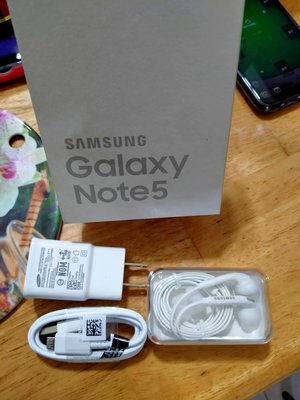 Galaxy Note5 充電線 充電頭 耳機 三星原廠耳機 充電線 充電頭 3件配件一起賣  note5購機內建配件出售如圖示（出貨3樣商品會用夾鏈袋包裝好）