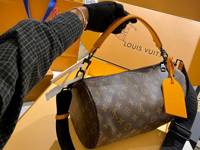 【二手包包】牛皮  官網飛機箱Louvis Vuitton新款 Lv圓筒斜挎包 24系列里實用性很強的一款經 NO131964