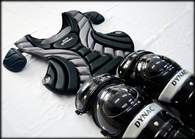 ((綠野運動廠))最新款DYNAC職業級鐵扣式捕手護胸(3色)~外層流線型多片式剪裁,內裡EVA泡棉+透氣布料~