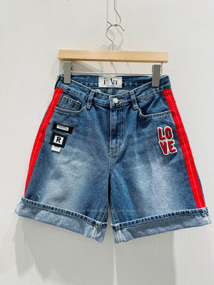 【莉莎小屋】💝正韓 Korea 春款新品(代購)✈側紅條LOVE牛仔短褲 👚👖TS890416