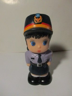 《瑋哥童趣屋》女警察 公仔娃娃 撲滿/ 存錢筒~(尺寸高約：17.5 cm，很舊了，右耳有明顯刮割傷)