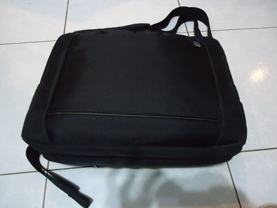SAMDEX 黑色手提/側背/後背兩用包,底寬39*10.5cm高度32cm,可放15吋筆電可掛行李箱上,少用降價大出清
