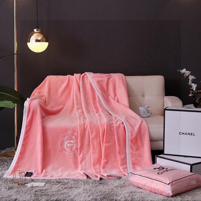 CHANEL 香奈兒 （配禮盒）巴黎站最新時尚資訊！ 來自世界各地時尚圈人士！都在香奈兒門店選購這款多功能毛毯！它為什麽這麽受歡迎！理由很簡單：香奈兒首次跨界合