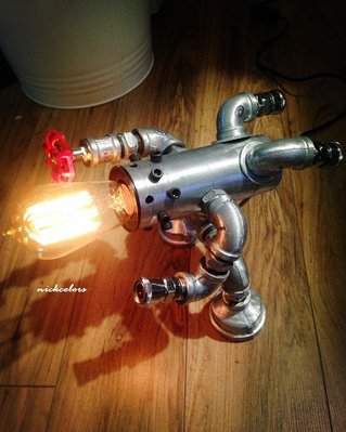 尼克卡樂斯~重工業金屬水管機器人造型檯燈 書桌燈 臥室燈 loft 設計款桌燈 餐廳燈 復古燈 服飾店 咖啡廳 燈飾