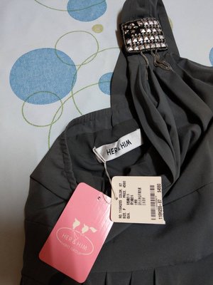 【全新品】《鴿子HER＆HlM專櫃》時尚氣質款灰色造型洋裝~F~MIT