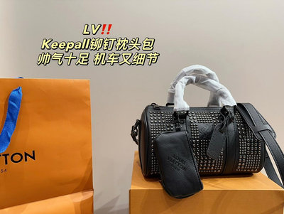 【二手包包】尺寸25.14LV Keepall鉚釘枕頭包這一季的男包也太絕美了吧誰說只有女孩子可以blingNO27616