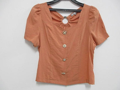 專櫃品牌 abito 造型淺橘花朵鈕扣設計上衣