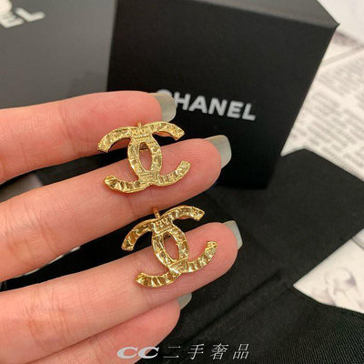 CC二手  99新Chanel 金色 雙C LOGO 古埃及 壓印圖騰 夾式 耳環