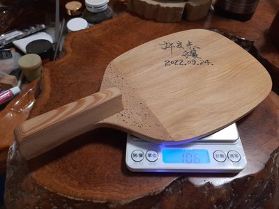 單眼日式桌球直拍 採用製材存置50年以上台灣檜木（厚度7mm ），貼小羊皮底，全手工製作，獨一無二珍藏球拍