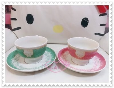 ♥小花花日本精品♥ Hello Kitty 咖啡杯 陶瓷盤 咖啡杯盤組 綠色 粉色 大臉造型 花邊 一對價