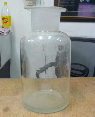 省錢二手拍賣─早期醫療用手工透明藥品玻璃瓶，高約28公分。
