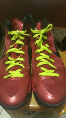 Nike Air zoom籃球鞋紅色系二手品鞋況很好八成新不脫膠、鞋面完好。鞋底輕微磨損，6張照片顯示實物拍照，尺寸美規13號，日規31公分歐規47.5號便宜賣