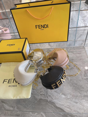 新款熱銷 Fendi 22春夏秀款 超美月牙腋下包 4色可選 鏈條包 手腕包 含購證 明星大牌同款