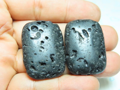 【優質家】天然泰國黑隕石(火山熔岩)原礦大胸墬2個(TD09)(星期日處理價起標、價高得標、限量一件、標到賺到)可店到店